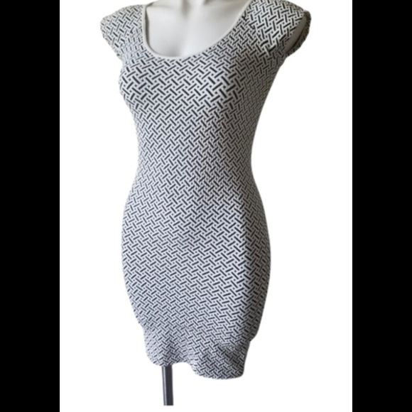 Bin 2C Bebe Black And White Short Sleeve Stretch Bodycon Dress Size M/L - Picture 2 of 9